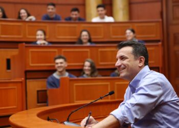 Veliaj takon ekselentët e gjimnazit “Sami Frashëri”: Bashkëpunimi, çelësi i suksesit tuaj