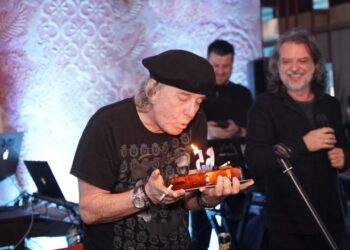 Aleksandër Gjoka feston 65-vjetorin, surprizohet nga fansat në mesnatë