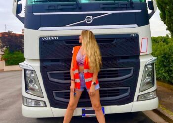 FOTO/Kamionistja shqiptare në Itali që u kthye “hit” në internet: Italianët flirtojnë më shumë se shqiptarët, ja si reagoi polici kur më pa me kamion