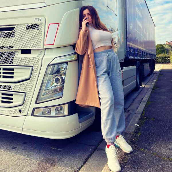 FOTO/Kamionistja shqiptare në Itali që u kthye “hit” në internet: Italianët flirtojnë më shumë se shqiptarët, ja si reagoi polici kur më pa me kamion