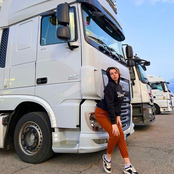 FOTO/Kamionistja shqiptare në Itali që u kthye “hit” në internet: Italianët flirtojnë më shumë se shqiptarët, ja si reagoi polici kur më pa me kamion