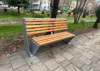 Një hap drejt modernizimit urban në Tiranë, montohen stolat e rinj në Bulevardin “Bajram Curri”