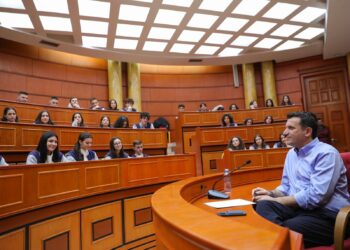 Veliaj bisedë me ekselentët e “Petro Nini Luarasit”: Së shpejti nis puna për rikonstruksionin e shkollës