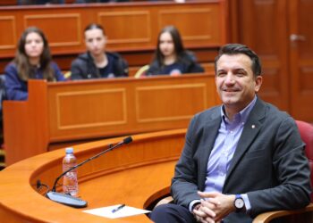 Veliaj takon ekselentët e shkollës “Sinan Tafaj” dhe “Andon Zako Çajupi”: Bashkëpunoni me njëri-tjetrin, vetëm kështu ecni përpara