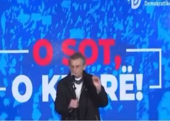 VIDEOLAJM: Qytetari flet poshtë shtëpisë së Berishës, i përmend firmat piramidale, Gërdecin dhe…