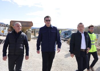 Veliaj inspekton punimet në rrugën e re që lidh Lundrën me autostradën Tiranë-Elbasan dhe Unazën e Madhe