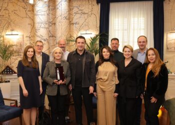 Festivali “Marie Kraja”, Veliaj u dhuron “Kullën e Sahatit” anëtarëve të jurisë, personalitete të Operas Botërore