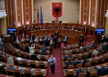 Bilbila, zhurmues e pankarta, deputetët e ‘Rithemelimit’ bllokojnë sërish foltoren e Kuvendit