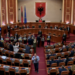 Bilbila, zhurmues e pankarta, deputetët e ‘Rithemelimit’ bllokojnë sërish foltoren e Kuvendit