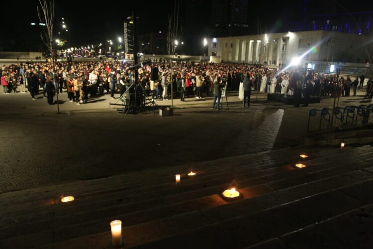 “Udha e Kryqit”/Besimtarët katolikë kremtojnë ritin e shenjtë te sheshi Nënë Tereza (FOTO)