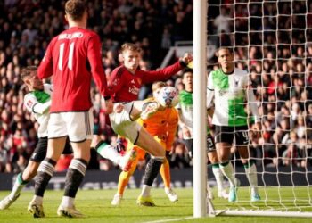 Manchester United eleminon Liverpool dhe shkon në gjysmëfinalen e Kupës FA
