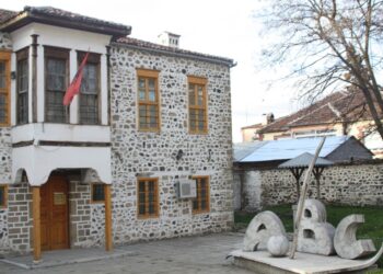 Festohet sot 7 Marsi, dita e Mësuesit. 137 vite nga krijimi i Mësonjëtores së parë shqipe