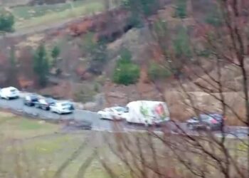 Aksidenti/ Furgoni i pasagjerëve përplaset me një automjet në Bypass-in e Murrizit, bllokohet qarkullimi