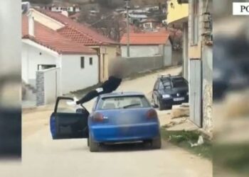 VIDEO/ Bëri manovra të rrezikshme dhe pengoi qarkullimin në zonë të banuar, e pëson keq 20-vjeçari