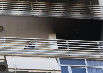 FOTOT/ Apartamenti në Tiranë përfshihet nga flakët, detajet e para