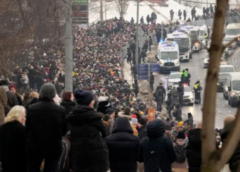 Morën pjesë në homazhet për Navalnyn, mbi 120 persona të arrestuar në Rusi