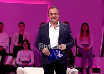 Ardit Gjebrea ndan kujtime nga fëmijëria: Doja të isha gjithmonë i vogli i gjyshes