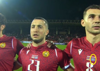 Skandali/ Armenët kthejnë përmbys flamurin e Kosovës, Rashica ‘hakmerret’ në fushë