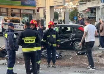 Aksident në Lezhë/4 makina përplasen me njëra tjetrën, dy të lënduar në spital (VIDEO)