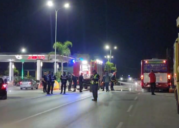 Fier/ Autobusi me pasagjerë rrezikoi të digjej, shoferi kuptoi gjithçka! Zjarrfikësit shuajnë flakët