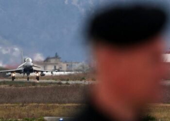 Tensionet Athinë-Tiranë, media greke: Dendias refuzoi ftesën e Peleshit për hapjen e bazës ajrore të Kuçovës