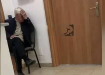 VIDEO/ I Mërzitur e me duart në kokë, momenti kur babai i Elia Zaharias pret vendimin në gjykatë pas sherrit me Lekën