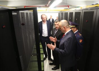 Sulmet e hakerave/ Ambasadori i Britanisë viziton datacenterin e ri: Mbrojtja kibernetike thelbësore