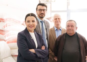 Balluku në Lushnje: Nuk ka rritje të çmimit të energjisë për furrat e bukës, ulje çmimi për pastiçeritë