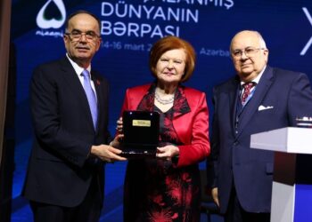 Vizita në Baku/ Presidenti Begaj nderohet me ‘Nizami Ganjavi, Çmimi Ndërkombëtar’