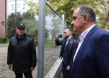 Fatura e kripur e dosjes, Beqaj detyrohet të ‘ngujohet’ në SPAK, ironia e avokatit: I kërkojnë të dënuarit të lexojë PDF kur nuk lejohet lap-topi në burg