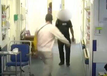 VIDEO/ Momenti kur 32-vjeçari sulmon stafin e një spitali: Thikën e mbaj për t’u mbrojtur nga një tregtar shqiptar i drogës. Vodha mijëra paund…!