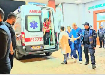 Të plagosur nga shpërthimi në Lushnjë, momenti kur deputeti Bujar Çela dhe një tjetër mbërrijnë te Trauma