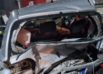 VIDEO/Momenti kur forcat zjarrfikëse nxjerrin të plagosurit e bllokuar në një nga mjetet e përfshira në aksidentin tragjk në Tepelenë