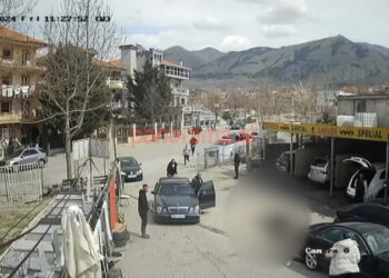 VIDEO/ Momenti kur 4 persona dhunojnë me shkopinj një 30-vjeçar në servisin e makinave në Korçë! Si nisi sherri. Emrat