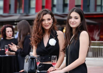 Konfirmoi lidhjen me biznesmenin, vjen reagimi i vajzës së madhe të Diola Dostit