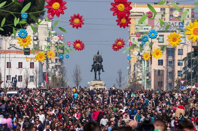 Gratë jetojnë më gjatë se burrat, mosha mesatare e shqiptarëve arrin në 79.1 vite