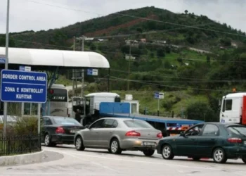 Doganat greke paralajmërojnë një grevë 48-orëshe: Do paralizohet lëvizja e mjeteve në të gjitha pikat kufitare