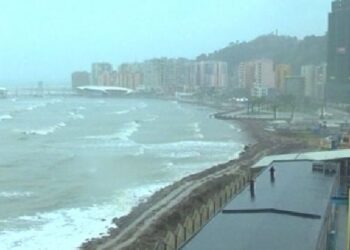 Përkeqësimi i motit, ndalohet lëvizja e anijeve në linjat ndërkombëtare Durrës-Bari dhe Vlorë-Brindisi