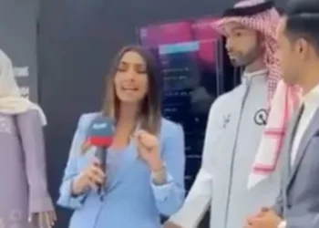 VIDEO/ Roboti i prek të pasmet gazetares gjatë intervistës live, veprimi sjell frikë ndaj AI