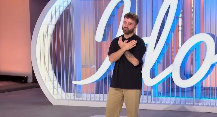 Shqiptari përlot jurinë e “American Idol”: Nuk e takoj dot nënën e sëmurë! I mahnit me këngën…