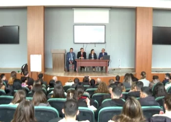 Altin Dumani ‘sfidon’ Argita Malltezin në auditor: Kreu i SPAK në një bashkëbisedim me studentët në Fakultetin e Drejtësisë
