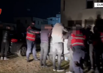 Terrorizonin banorët me kallashnikov për t’i postuar videot në TikTok, 6 të arrestuar në Durrës