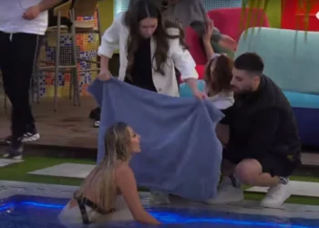 “Mos më prek mua me dorë”/ Debat i ashpër mes banorëve, Egla “shpërthen” ndaj Jetmirit: Surrat i poshtër, kacami…!