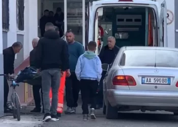 Emri/ Elektricisti bie në kontakt me rrymën dhe rrëzohet nga shtylla, dërgohet me urgjencë në spital