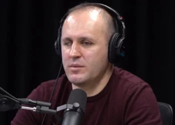 “Flasim me sytë e shpirtit”/ Historia e Emiljanos në podcastin e Ramës: Në ’97, granata më dëmtoi shikimin, operacioni në Moskë që më la në errësirë