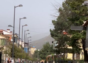 Rikthehet pluhuri afrikan, një re e madhe tymi mbulon qytetin e Bulqizës