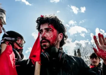 FOTOT/ Protesta e studentëve në Athinë degjeneron në dhunë. Forcat speciale rrahin brutalisht studentët