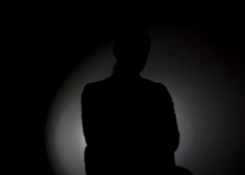 Historia tronditëse: Barbaria e përdhunimeve në grup nga serbët në sy të burrit