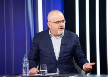 “Rrumbullaku paguhet tre herë më pak se një OPGJ i SPAK”/ Hoxha: Prokurorin e kërcënuan, por policit i hodhën 100 plumba