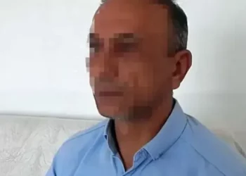 Babai mëson pas divorcit se 2 vajzat nuk janë të tij, telefonata e fqinjit zbulojnë dramën familjarë